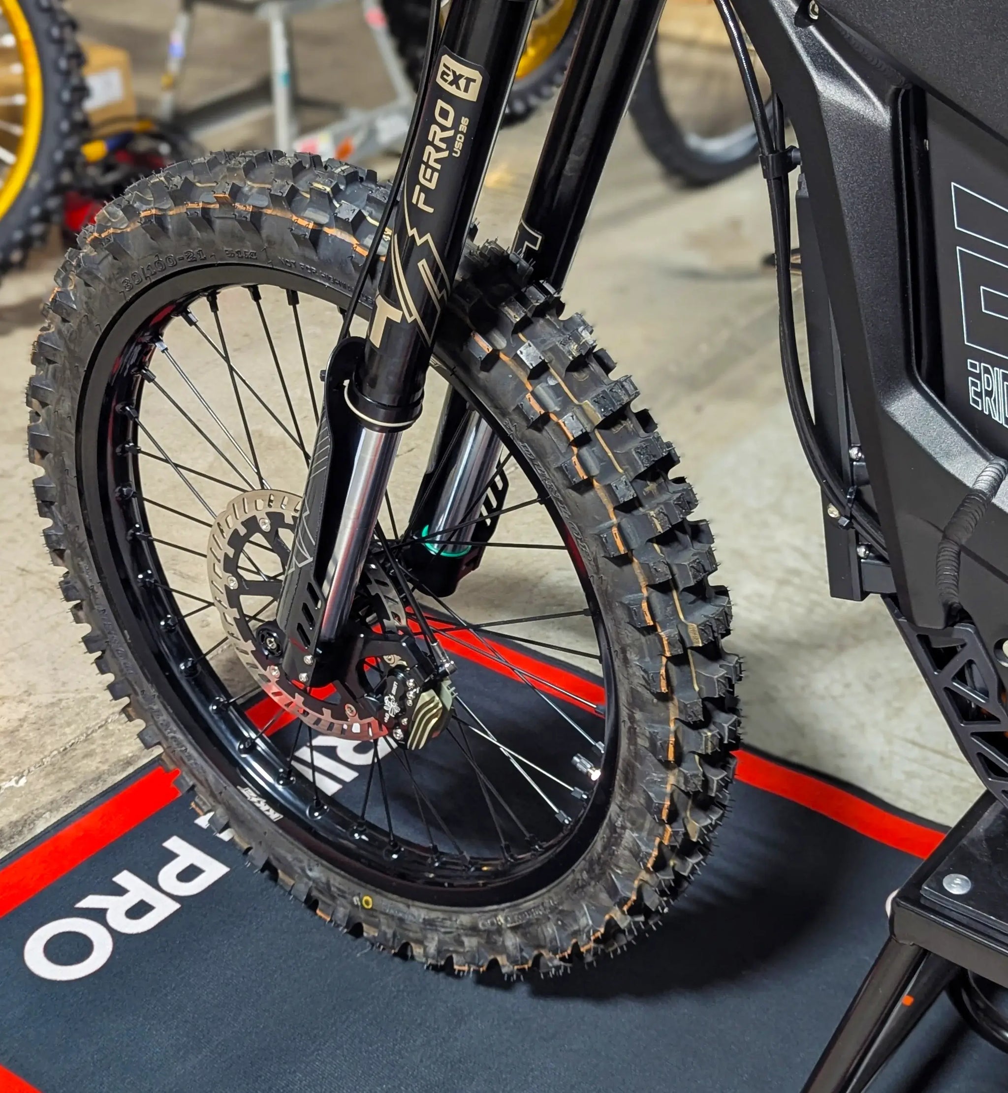 E Ride Pro komplettes Vorderrad mit MX-Reifen 3.0/SR
